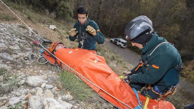 Integrantes del Grupo de Rescate e intervención en Montaña (GREIM) durante un ejercicio en Sabero (León)