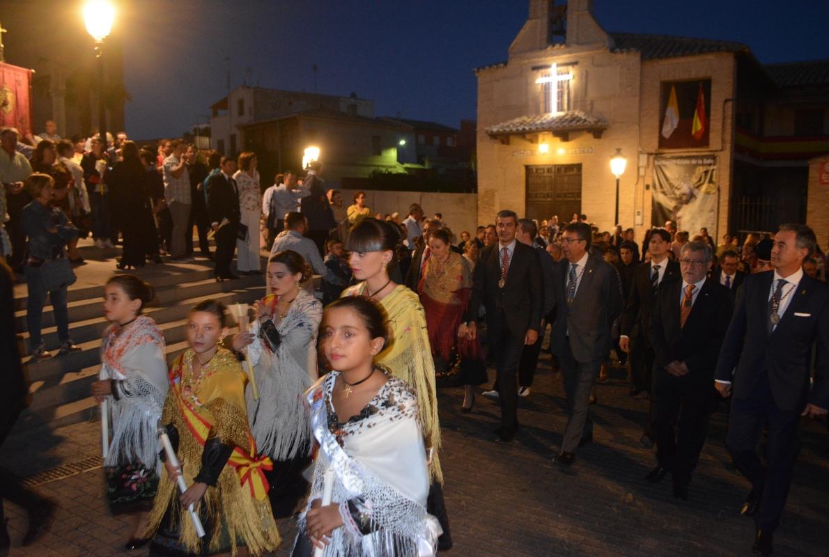 Las bargueñas, ataviadas con sus trajes típicos y mantones de manila, acompañan a la comitiva