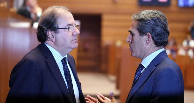 El presidente de la Junta, Juan Vicente Herrera, conversa con Juan José Sanz Vitorio antes del pleno