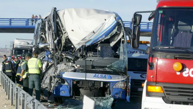 Imagen del autobus que colisionó con el camión en Adradas (Soria)