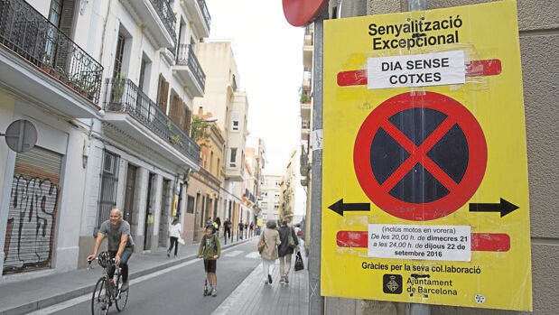 Una de las calles del barrio de Gràcia que mañana se cortará, con la señalización pertinente
