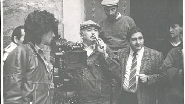 El empresario Sánchez-Infante (con corbata) junto al director de la serie, Rezaz Chjeidze. durante el rodaje de una escena