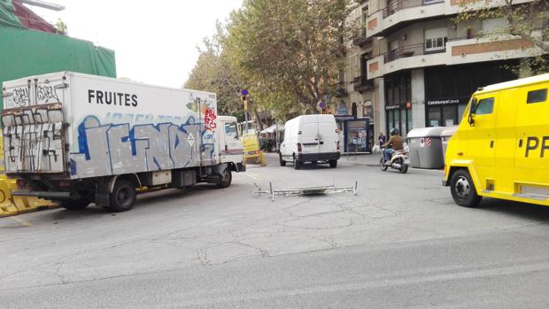 Gran de Gràcia, ya cortada, solo deja pasar bicis, buses, taxis y vehículos de vecinos