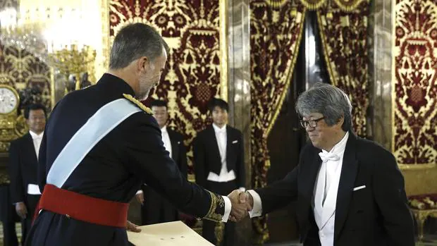 El nuevo embajador de Japón, Masashi Mizukami (d), saluda al rey Felipe