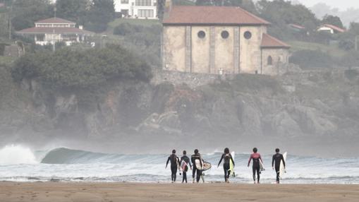 Surfistas en la playa de Mundaca