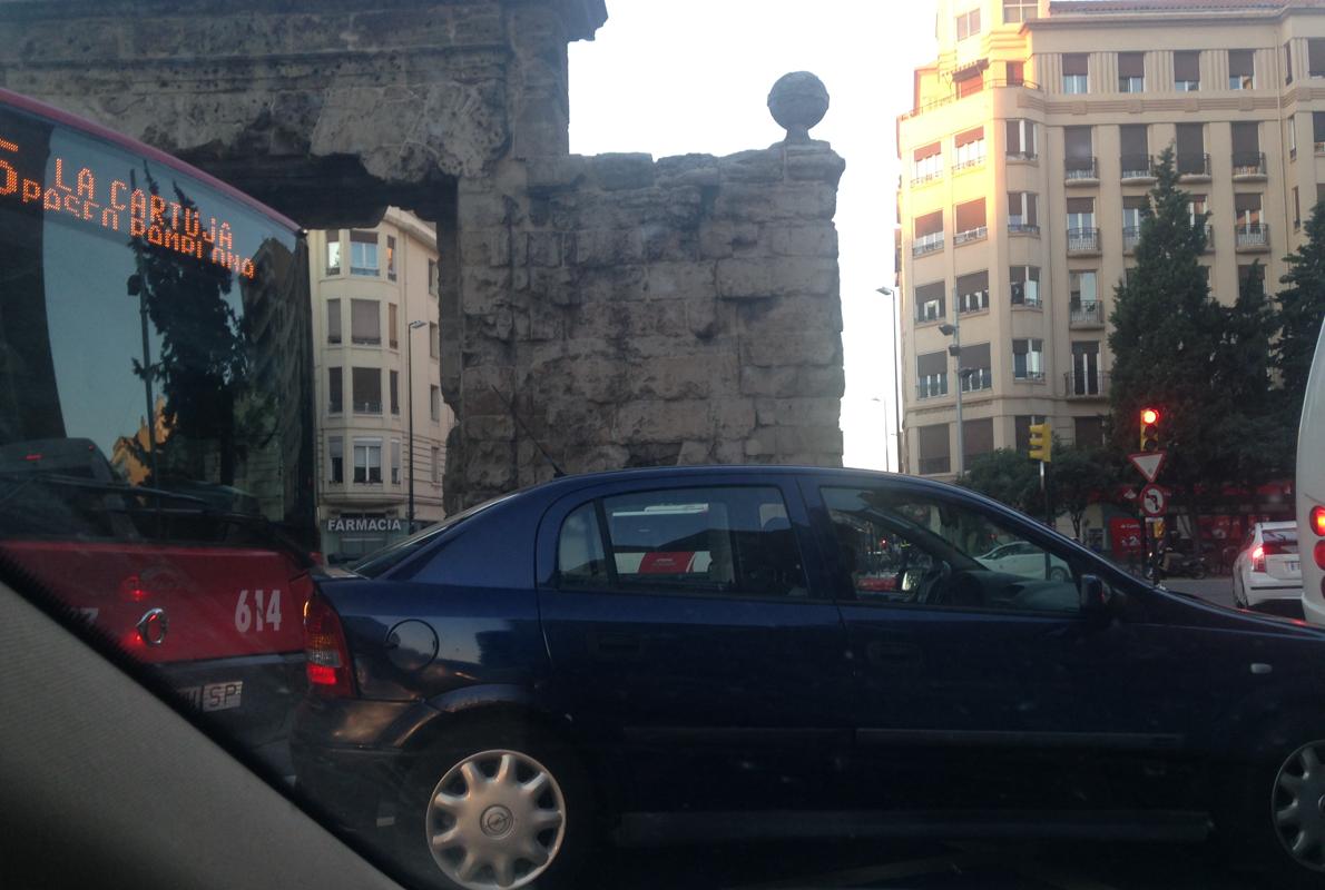 Atasco en la rotonda de la emblemática Puerta del Carmen de Zaragoza