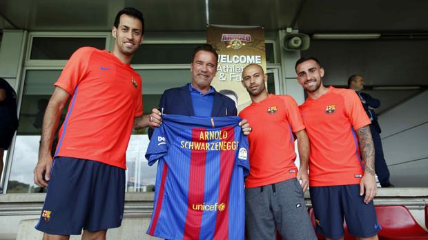El actor, esta mañana con algunos jugadores del Barça