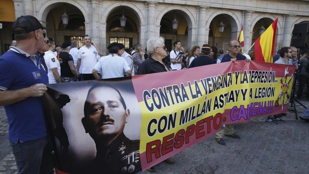 Antiguos legionarios se concentran en la Plaza Mayor contra el cambio de nombre de la calle Millán Astray