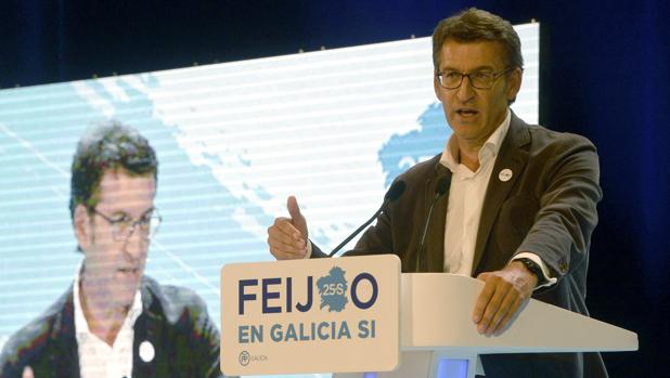 Núñez Feijoo, presidente de la Xunta, junto al presidente de honor del PP gallego, Gerardo Fernández Albor