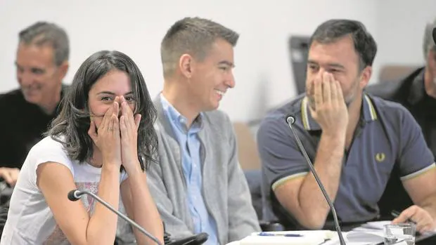 Rita Maestre, Pablo Soto y Nacho Murgui, ayer, se ríen en plena comisión de Transparencia