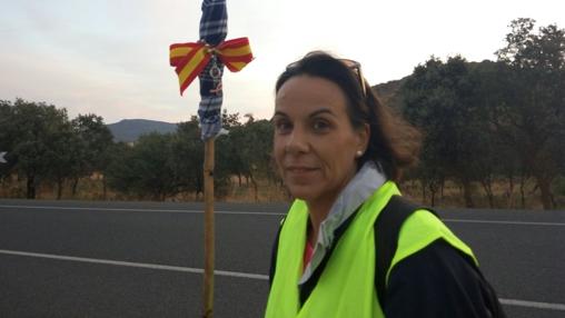 Macías durante el recorrido de 23 kilómetros que ha realizado a pie desde Fuente el Fresno a Urda