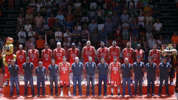 Plantilla del primer equipo, durante la presentación