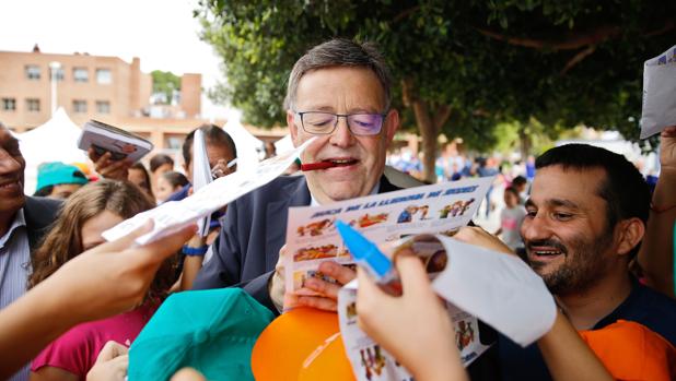 Imagen de Ximo Puig firmando autógrafos tomada este lunes en la Conselleria de Educación