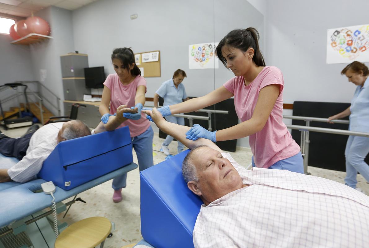 Pacientes con esclerosis múltiple en un centro de rehabilitación