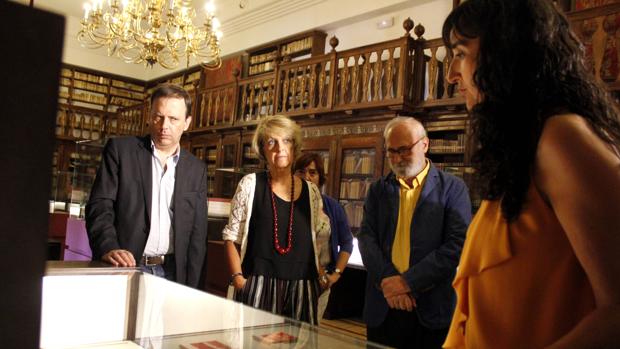 El hijo del dramaturgo, Carlos Buero (1º izq.), ha estado en la inauguración de la muestra