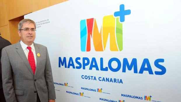 El alcalde Marco Aurelio Pérez con el nuevo logo de Maspalomas, Gran Canaria