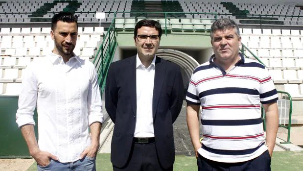Onésimo Sánchez, a la derecha, junto con el presidente del CD Toledo el día de su presentación