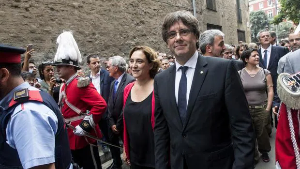 Carles Puigdemont, se reunirá con diputados de JxSí antes de la cuestión de confianza