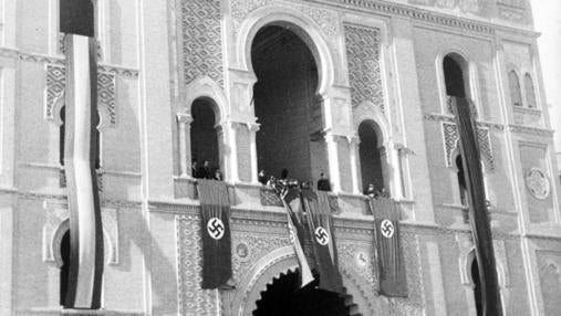 La fachada de la Plaza de las Ventas, con esvásticas para la visita de Himmler