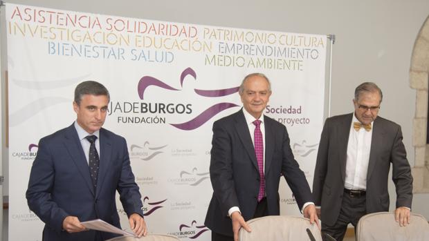 El director de Fundación Caja de Burgos, Rafael Barbero, el presidente de la misma, José María Leal, y el socio de Analistas Financieros Internacionales, José Antonio Herce