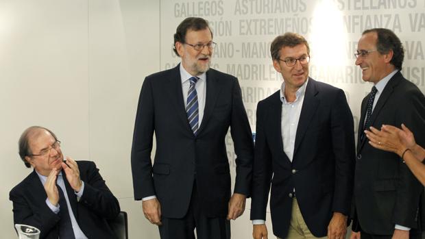 Herrera aplaude a Feijóo y Alonso, en presencia de Rajoy, antes del inicio del Comité Ejecutivo del PP