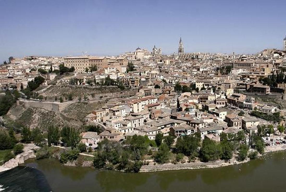 Vista de la ciudad histórica con sus serpenteantes callejuelas, desde el Valle