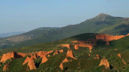 Las Médulas, además de su singular belleza, cobija a aves que nadan en el Lago Carucedo