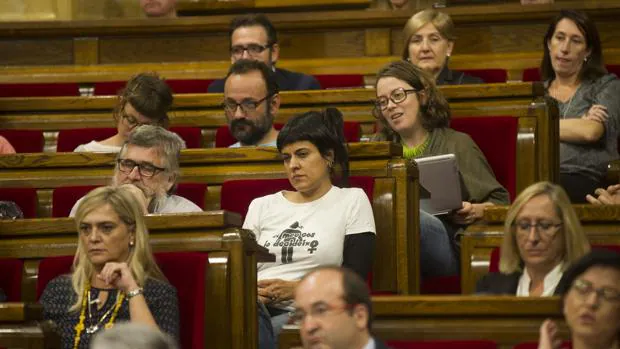 Los diputados de la CUP, durante el discurso de Puigdemont