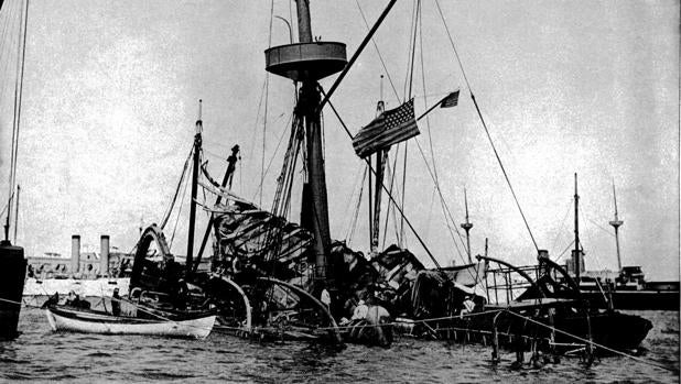 Fotografía del acorazado de la marina de los Estados Unidos Maine tomada en 1898