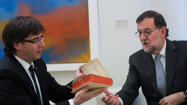 Rajoy regala a Puigdemont un ejemplar del Quijote en una reunión que mantuvieron en abril
