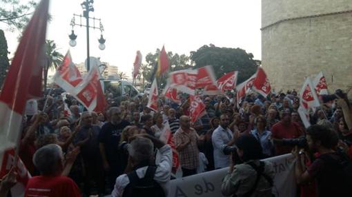 Imagen de las protestas ante la sede del PSPV