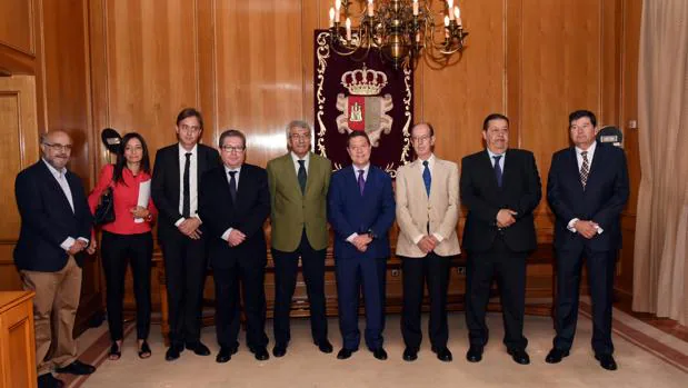 Fernando Torres, el primero por la derecha, ha tomado posesión como miembro del Consejo Consultivo