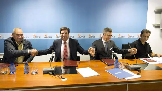 Angulo (UGT), el consejero Fernández Carriedo, Cepedano (Cecale) y Andrés (CC.OO.) firman el acuerdo del Serla