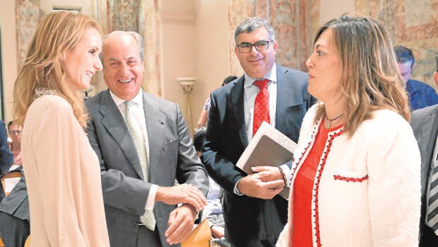 Marcos saluda a Sandra Ybarra y Juan Manuel González Serna