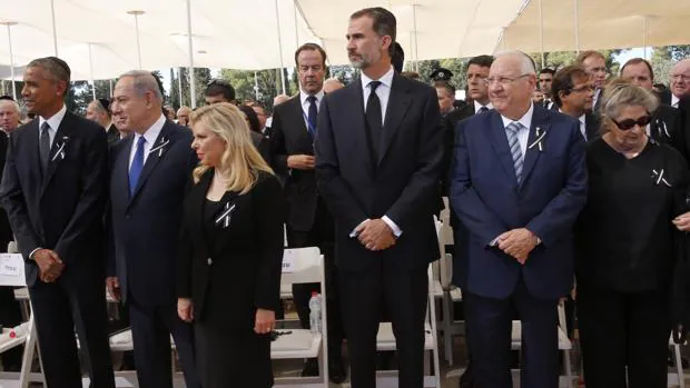 Don Felipe, entre los matrimonios Rivlin y Netanyahu, y con Obama, en el funeral de Simón Peres