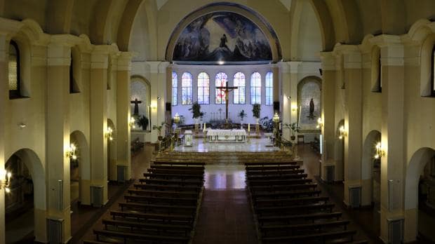 Interior de la parroquia de San Francisco de Asís, en Vallecas