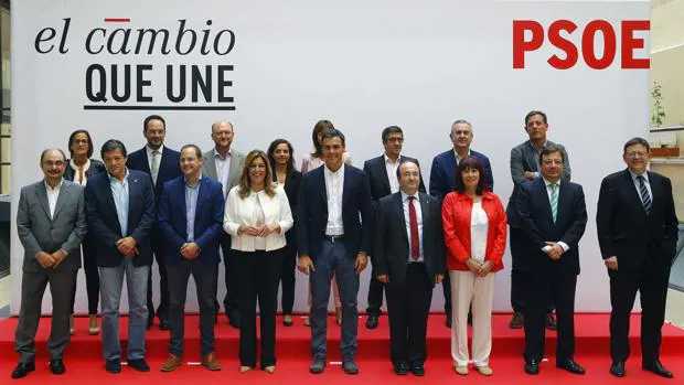 Pedro Sánchez, junto a sus barones en septiembre de 2015