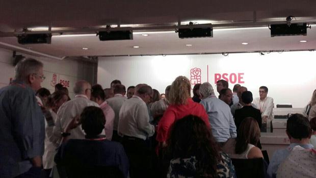 Lágrimas, insultos y reproches mutuos en la jornada más tensa del PSOE