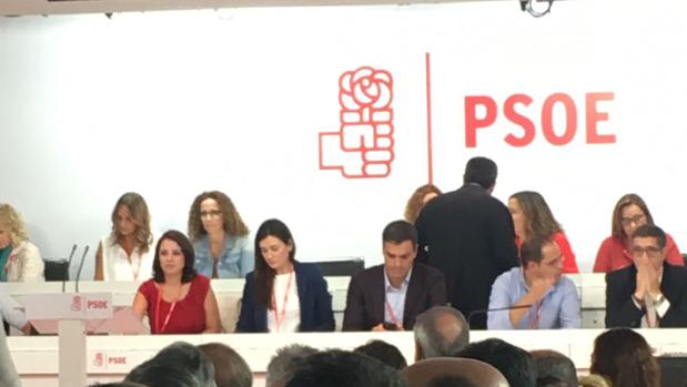 Carmen Montón, a la derecha de Pedro Sánchez