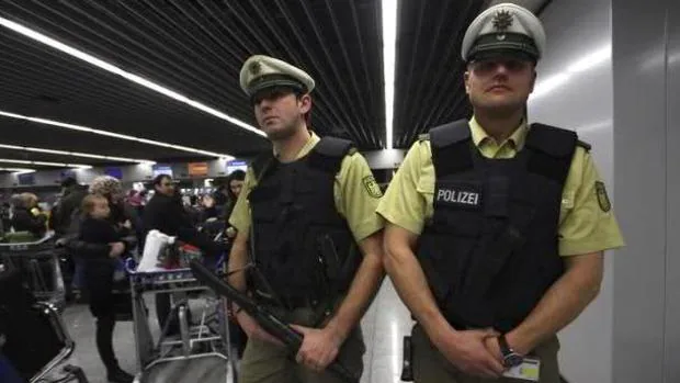 Agentes de seguridad en un aeropuerto de Berlín