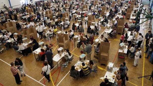 Colombianos residentes en Madrid acuden a votar durante la jornada electoral para el "Plebiscito para la Refrendacion del Acuerdo Final para la terminacion del conflicto y la construccion de una paz estable y duradera", en el Instituto Ramiro de Maeztu, en la calle Serrano de Madrid