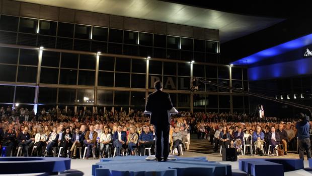 El presidente de la Xunta en funciones, Alberto Núñez Feijóo, durante un mitin en La Coruña