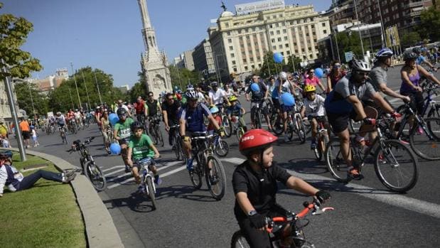 Cientos de ciclistas circulan por la plaza de Colón en la fiesta de 2015