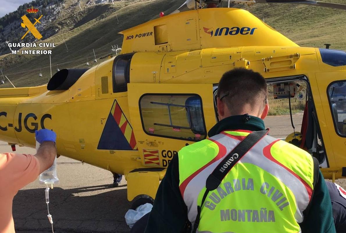 Los equipos de rescate, asistiendo a uno de los montañeros accidentados este fin de semana