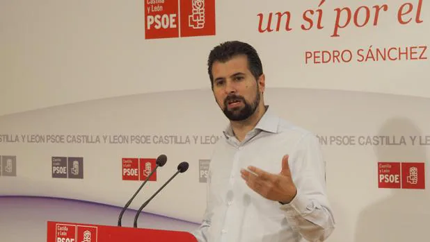 Luis Tudanca, durante la rueda de prensa en la sede regional del PSOE
