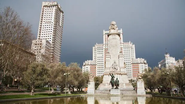 Monumento a Cervantes en la Plaza de España, con el Edificio España detrás