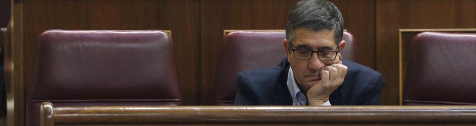 Los diputados socialistas Eduardo Madina (cuarta fila, izquierda) y Patxi López (3ª fila) conversan antes del pleno celebrado esta tarde en el Congreso de los Diputados, junto al nuevo escaño (3ªfila,izquierda. Vacío) del exsecretario general del PSOE Pedro Sánchez