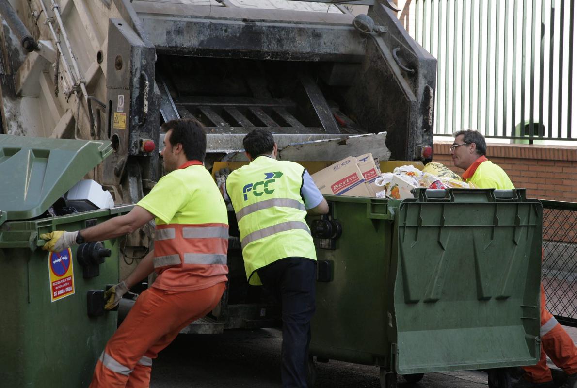 Empleados del servicio de limpieza y recogida de basuras de Zaragoza