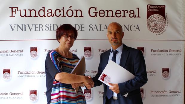 Teresa Martín, presidenta de Parkinson Salamanca, junto a Óscar González, de la Fundación USAL