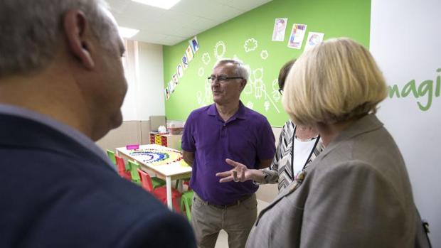 El alcalde de Valencia, Joan Ribó, durante su visita de inauguración del primer centro de día de Aldeas Infantiles